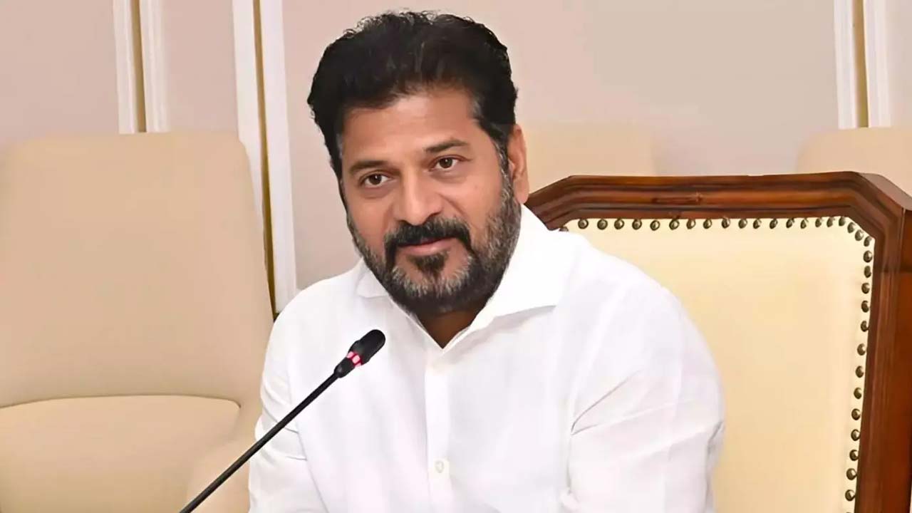 రేవంత్ రెడ్డి TG20 విజేతలను నగదు బహుమతితో సన్మానించారు