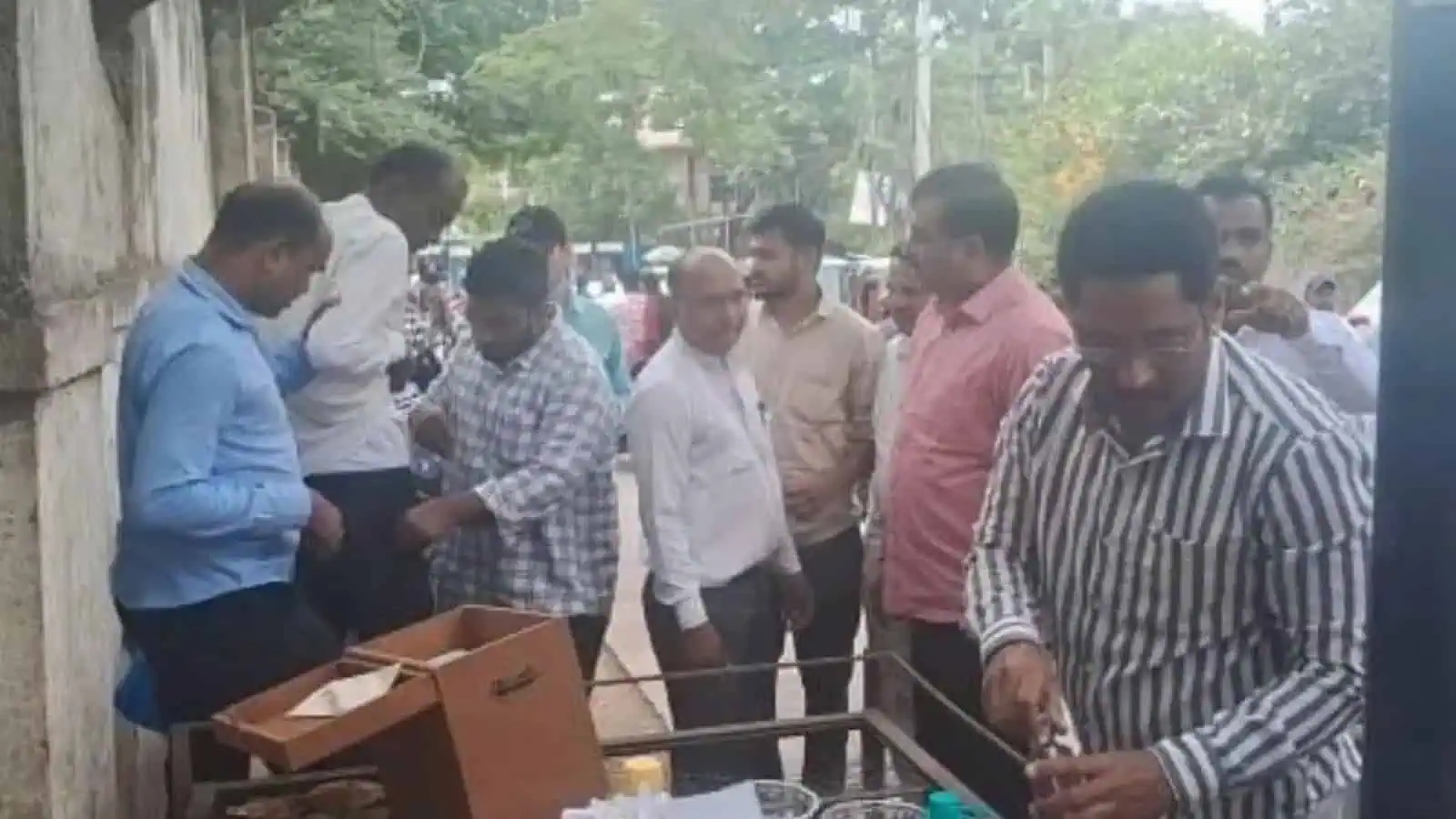 కర్ణాటకలో అవినీతి కలకలం: ముగ్గురు అధికారుల అరెస్ట్