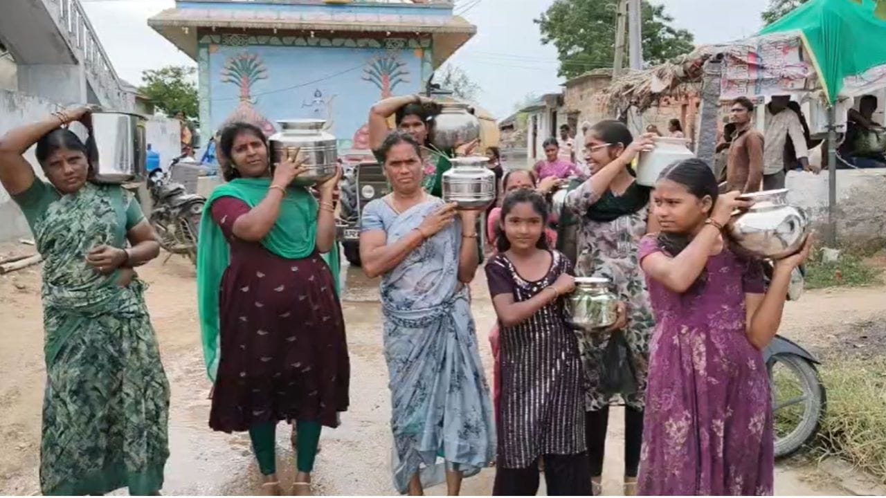 ఈగలపాడులో వర్షాల కోసం గ్రామదేవతలకు జలాభిషేకం