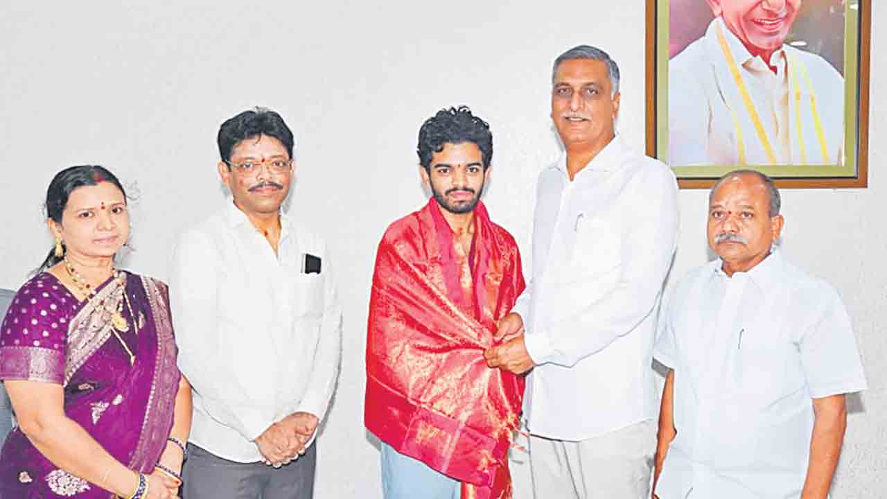 సిద్దిపేటలో రోహిత్ 6 లక్షల విరాళం