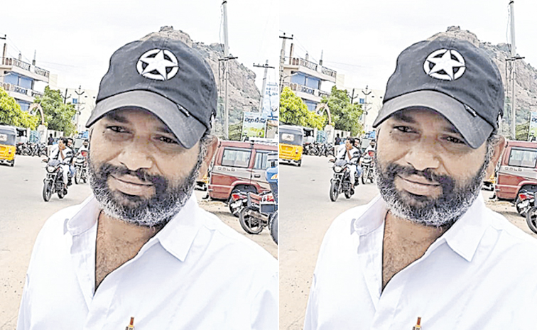 కళ్యాణదుర్గంలో టీడీపీ నేత ఓటర్ ఫారాలు సేకరిస్తున్న ఘటన