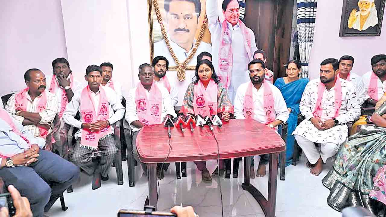 బీఆర్ఎస్ నాయకులు: సర్లో ఓటర్ల జాబితా కాపాడాలి