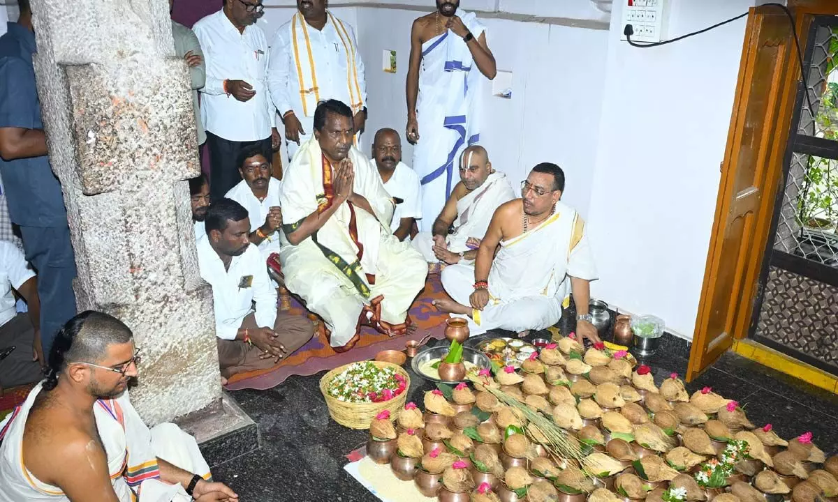 ధర్మపురిలో వరుణ యాగం: సమృద్ధిగా వర్షాల కోసం మంత్రి ప్రార్థన