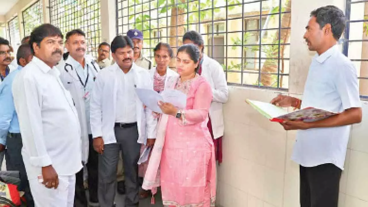 వరంగల్ ఆయుర్వేద ఆసుపత్రిలో కలెక్టర్ ఆదేశాలు: ఔషధాలు లేకుండా కాదు