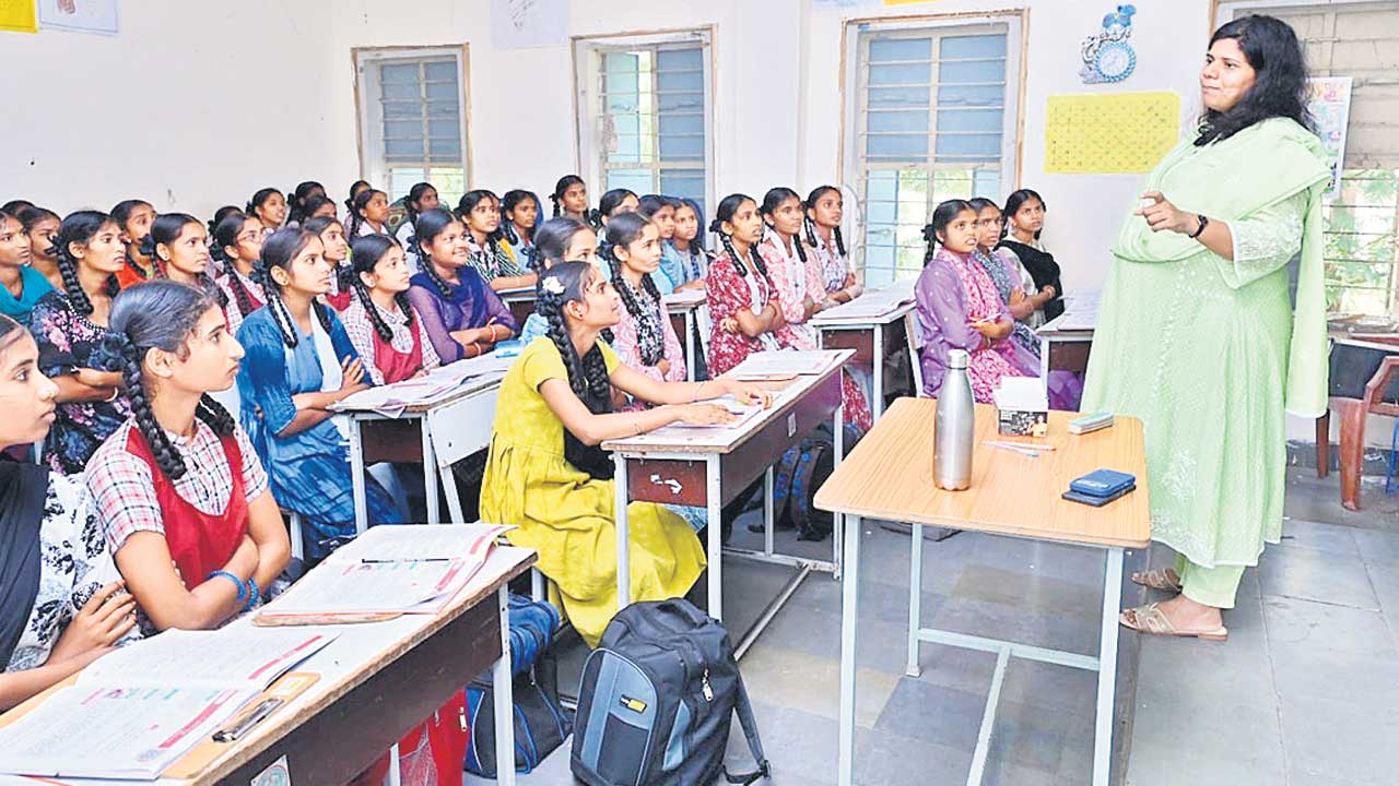 రెంజల్‌లో పాఠశాల పరిసరాలు పిచ్చి మొక్కలతో నిండాయి