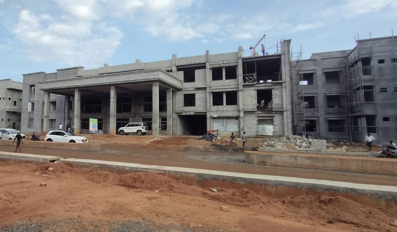 పాలోంచా వైద్య కళాశాల భవనం నాలుగు సంవత్సరాలుగా లేకపోవడం