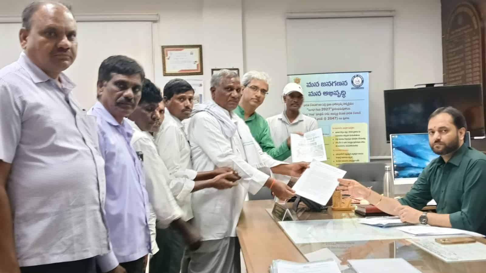 వికారాబాద్: కౌలు రైతులకు గుర్తింపు కార్డులు ఇవ్వాలని కలెక్టర్కు విన్నపం