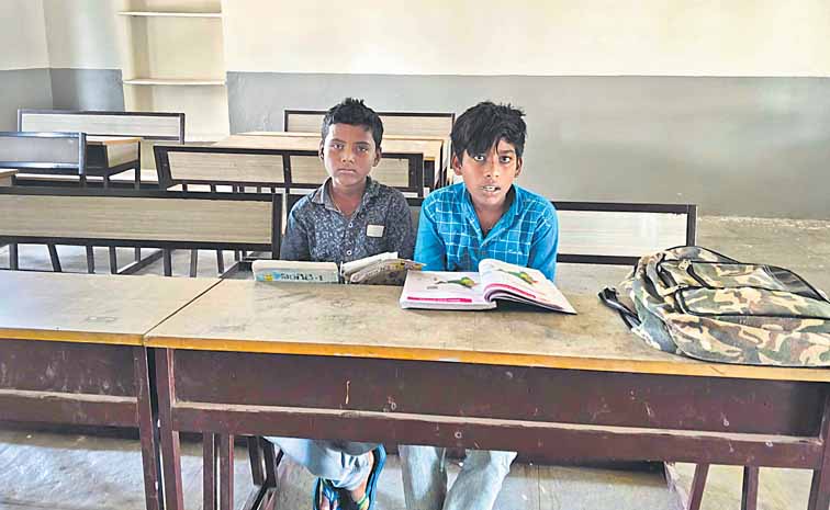వీణవంక హైస్కూల్‌లో 9 మంది విద్యార్థులు, 7 ఉపాధ్యాయులు