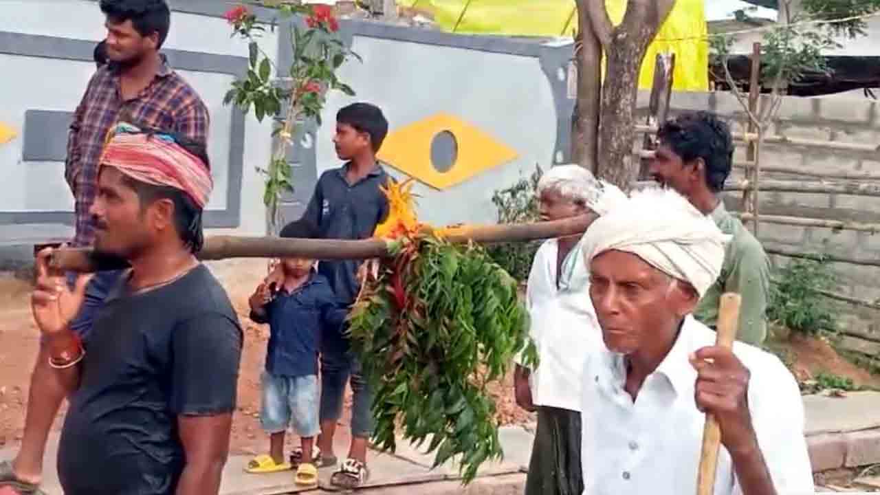 కరాకర్లలో వర్షాల కోసం కప్పతల్లికి జలాభిషేకం