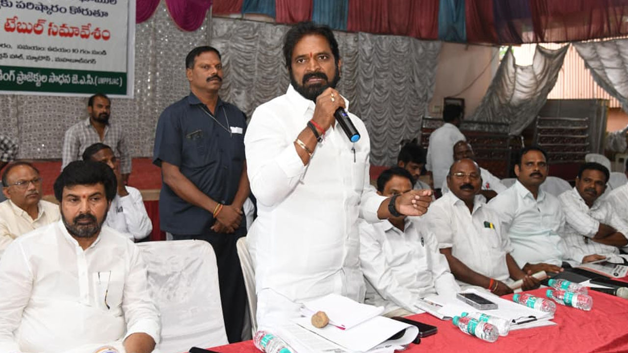 అక్రమ ప్రాజెక్టుల అడ్డుకట్టకు మహబూబ్ నగర్ నేతలు పోరాడాలి: శ్రీనివాస్ గౌడ్
