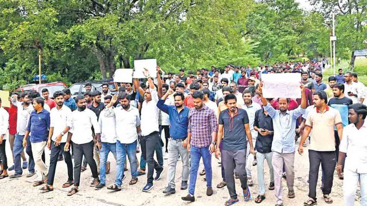 పోలీస్ ఉద్యోగాల వయోపరిమితి పెంపు: అమరజ్యోతి వద్ద నిరుద్యోగుల నిరసన