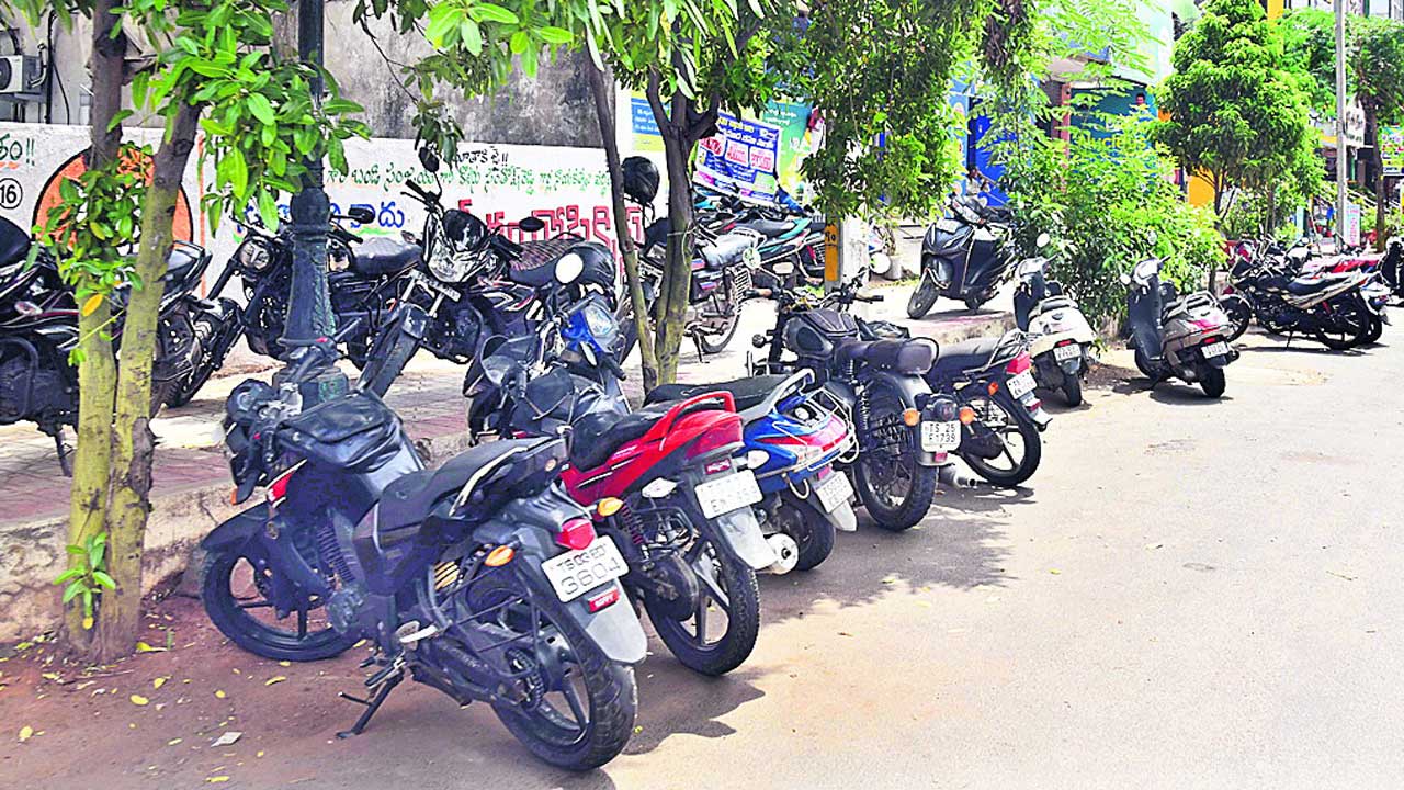 వరంగల్‌లో ట్రాఫిక్‌ చక్రబంధం: 15 జంక్షన్లలో సిగ్నల్స్‌ పనిచేయడం లేదు