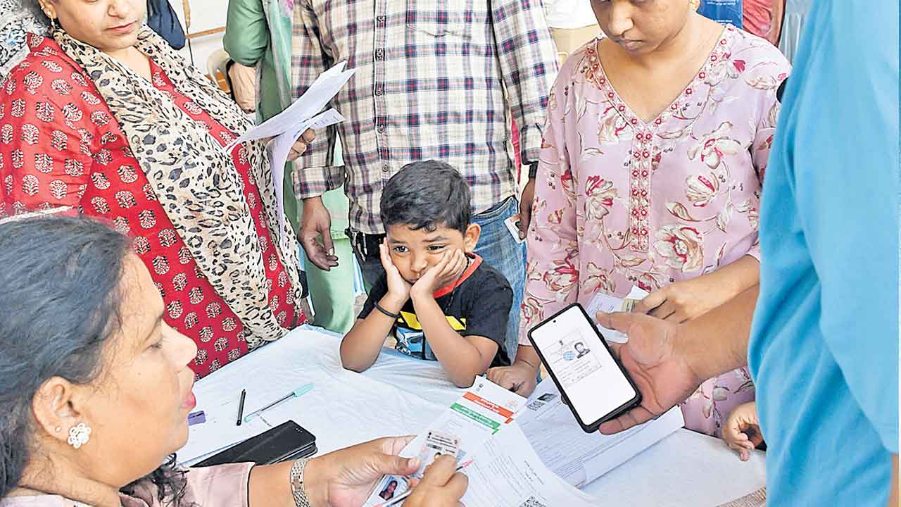 అంగన్వాడీ టీచర్లకు సర్ బాధ్యతలు: సెంటర్ల నిర్వహణ గాలిలో దీపం