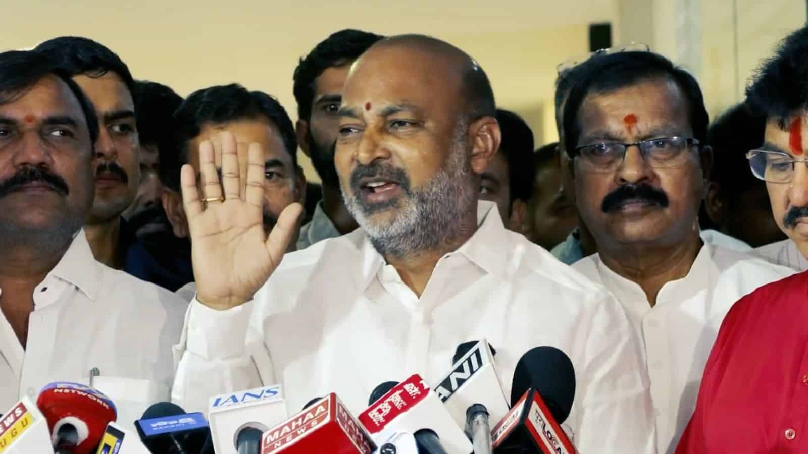 తెలంగాణలో బిజెపి జెండా పాతాలి: బండి సంజయ్
