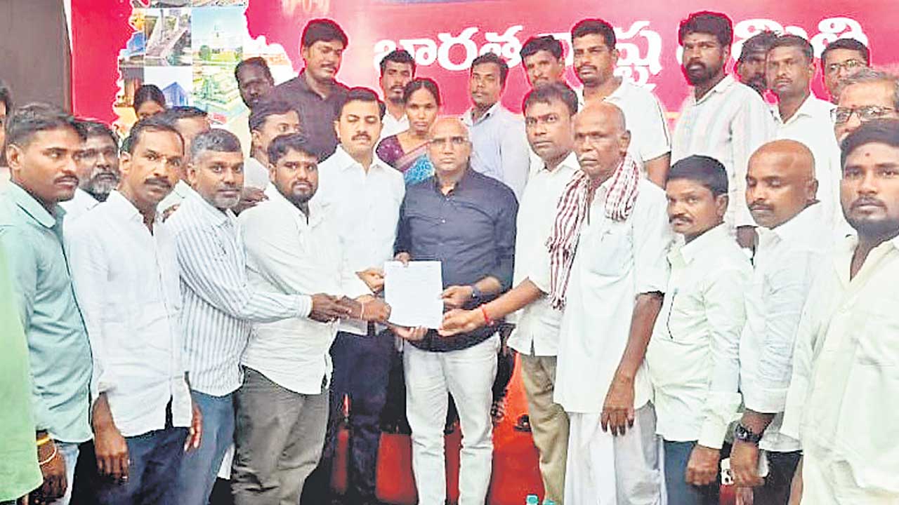 3,797 మంది వీఆర్‌ఏలకు ఉద్యోగాలు కల్పించాలని బీఆర్‌ఎస్‌ నేతకు విజ్ఞప్తి