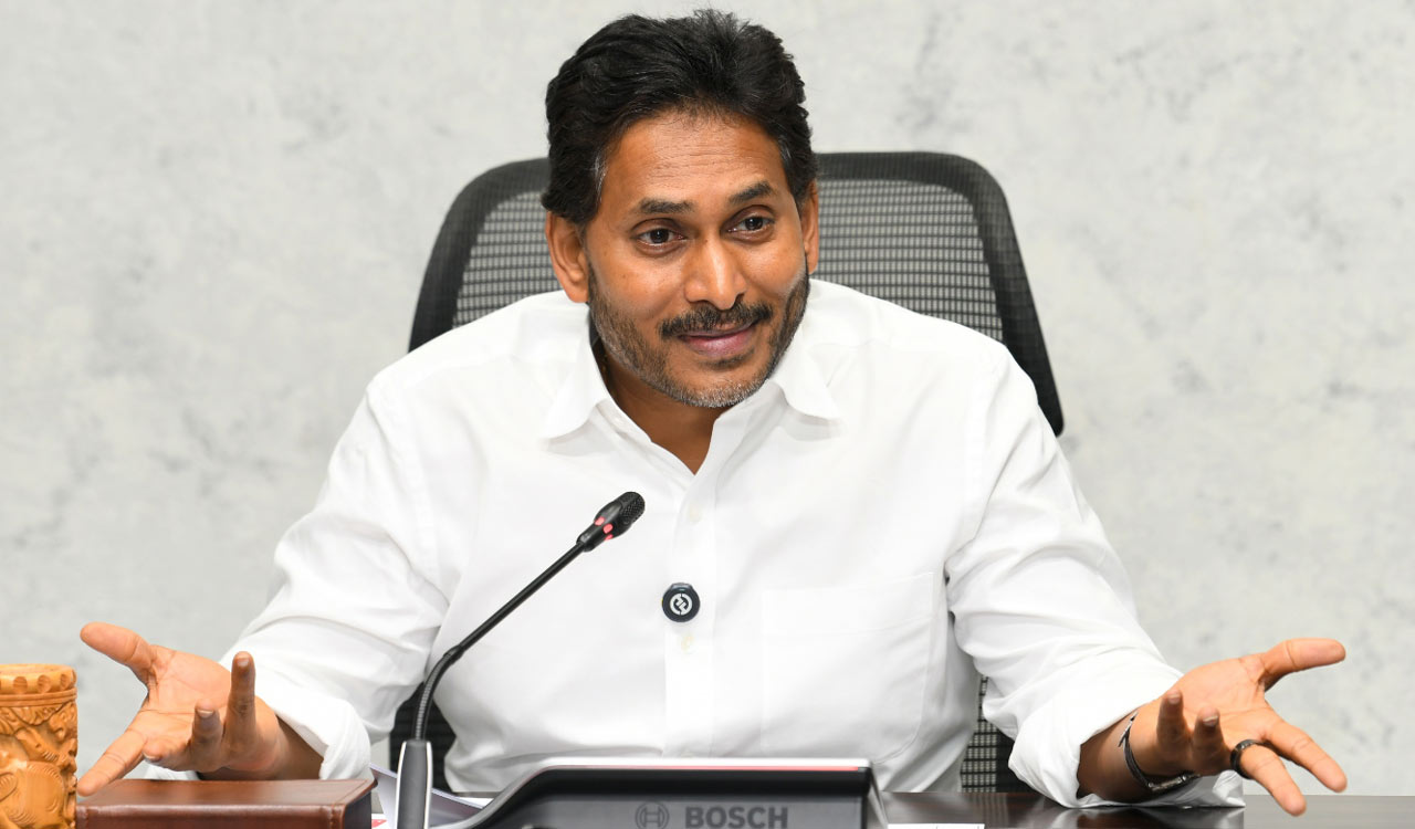 గుంటూరులో మహిళపై దాడి: టీడీపీ నేతపై సస్పెన్షన్, కేసు నమోదు