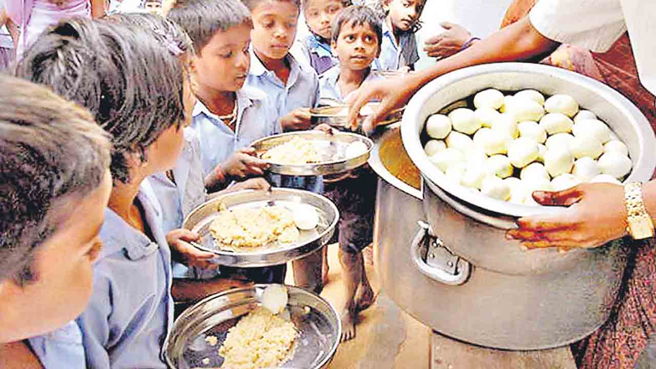 ₹8.50 గుడ్లు తగ్గాయి, మధ్యాహ్న భోజనం బాధ