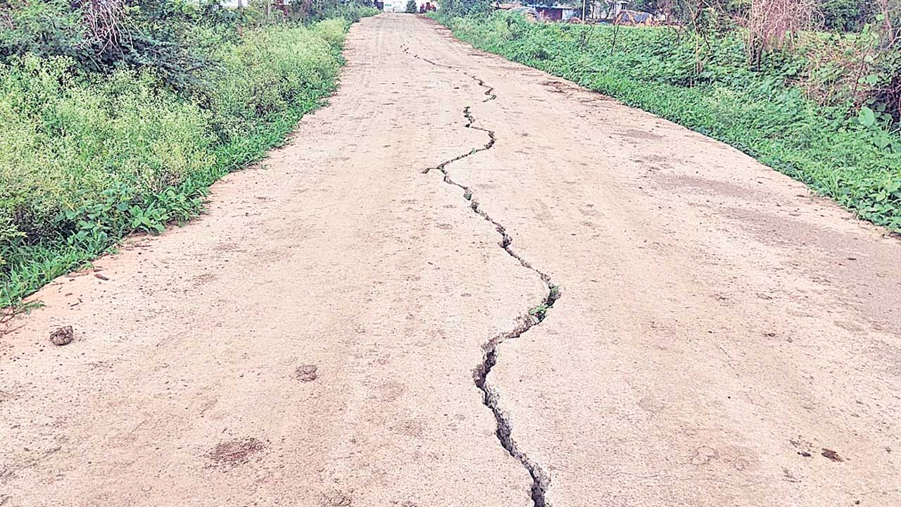 8 లక్షలతో వేసిన CC రోడ్లు 6 నెలల్లో పగిలిపోయాయి
