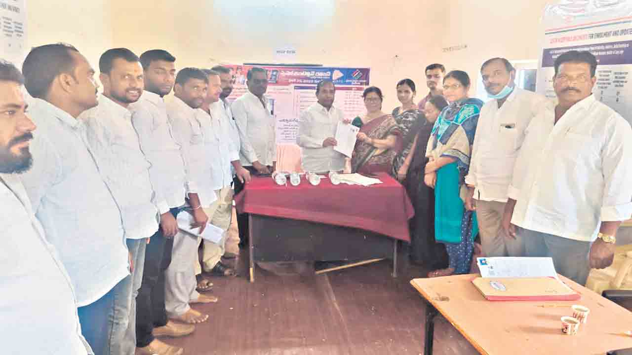 ఓటరు నమోదు: ఝరాసంగంలో ఫారాలు అందజేసిన ఎమ్మెల్యే మాణిక్రావు