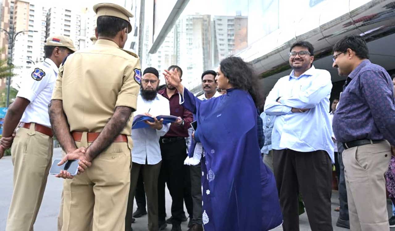సరత్ సిటీ మాల్ చుట్టూ రోడ్డు ఇబ్బందులు: అధికారులు పరిశీలన