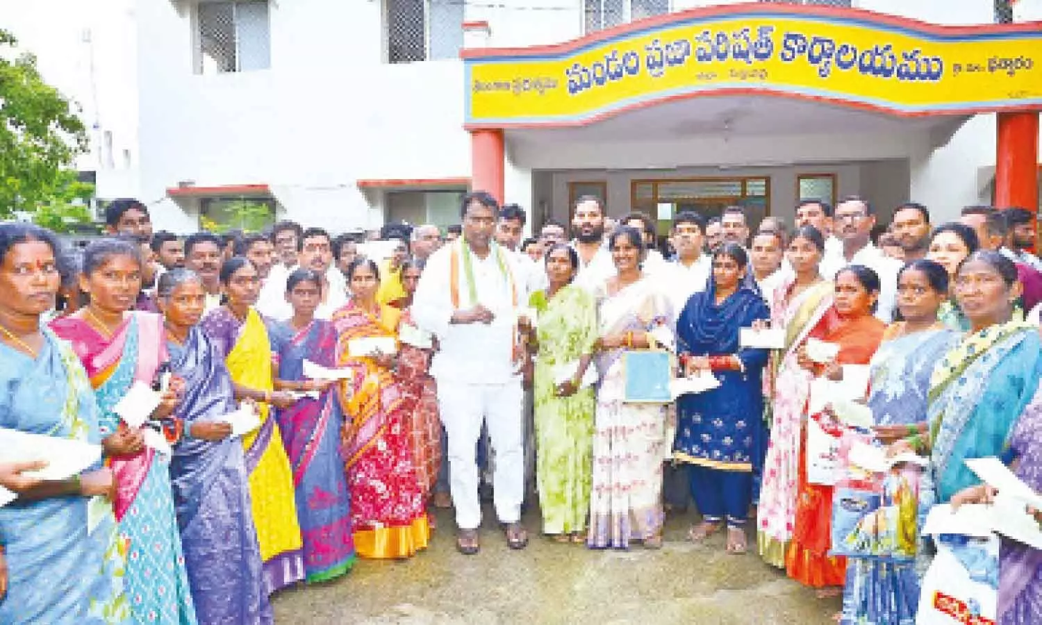అద్లూరి మంత్రి: రైతులు తక్కువ నీటి పంటలకు మారాలి