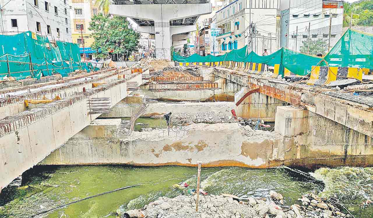 అశోక్ నగర్లో ట్రాఫిక్ కష్టాలు: డ్రైనేజీ పనుల వల్ల వాహనదారుల ఇబ్బందులు