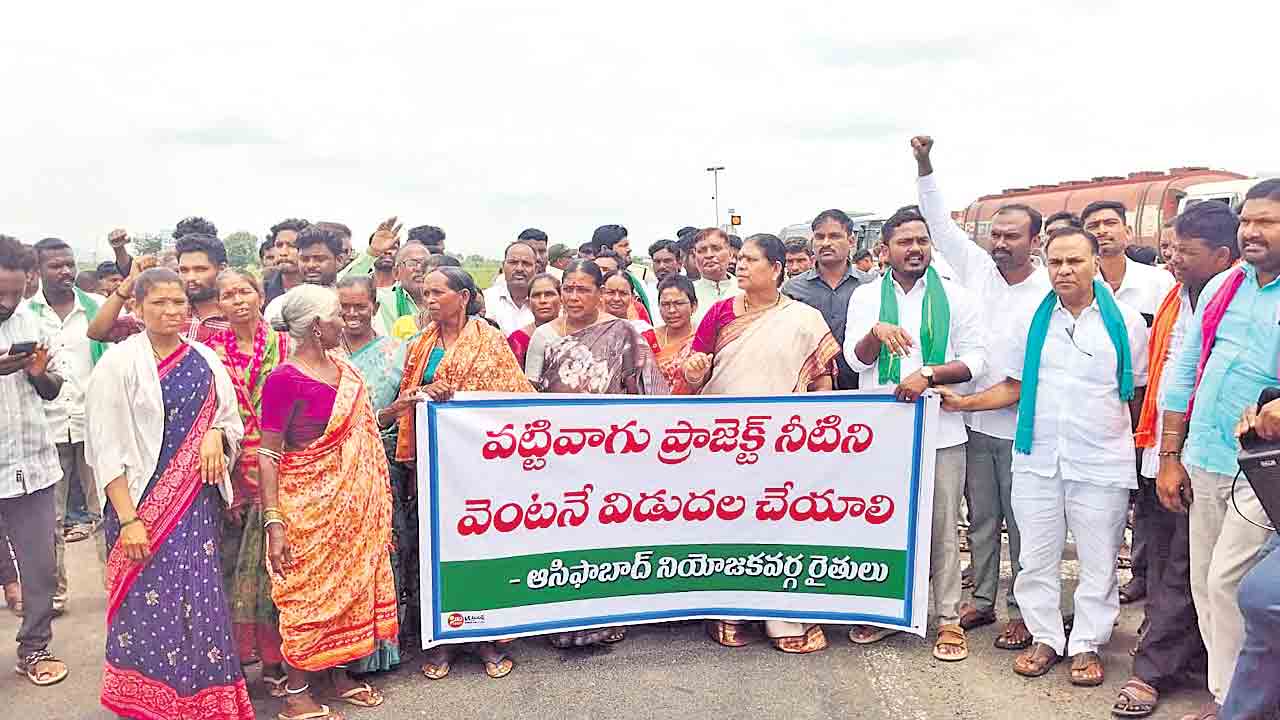 ఆసిఫాబాద్లో వట్టివాగు నీటి కోసం రైతుల రాస్తారోకో