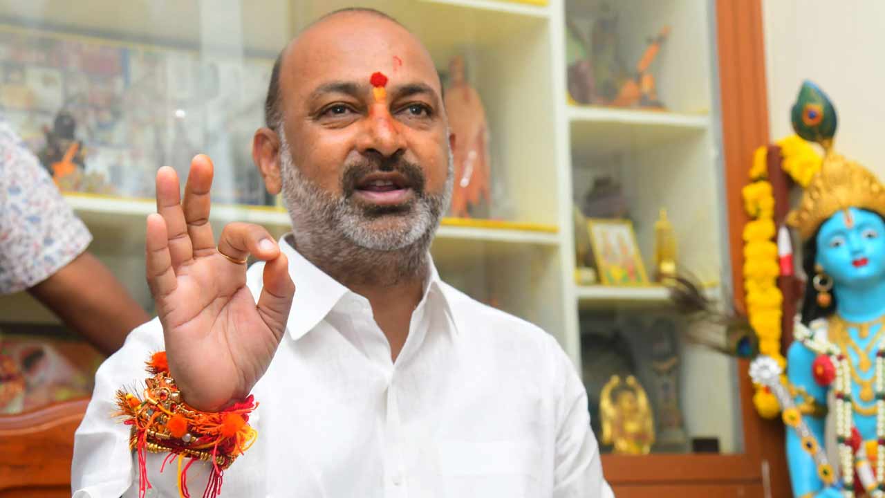 Bandi Sanjay : ఫీజు బకాయిలపై బండి సంజయ్ ఫైర్.. కాంగ్రెస్కు డెడ్లైన్.!