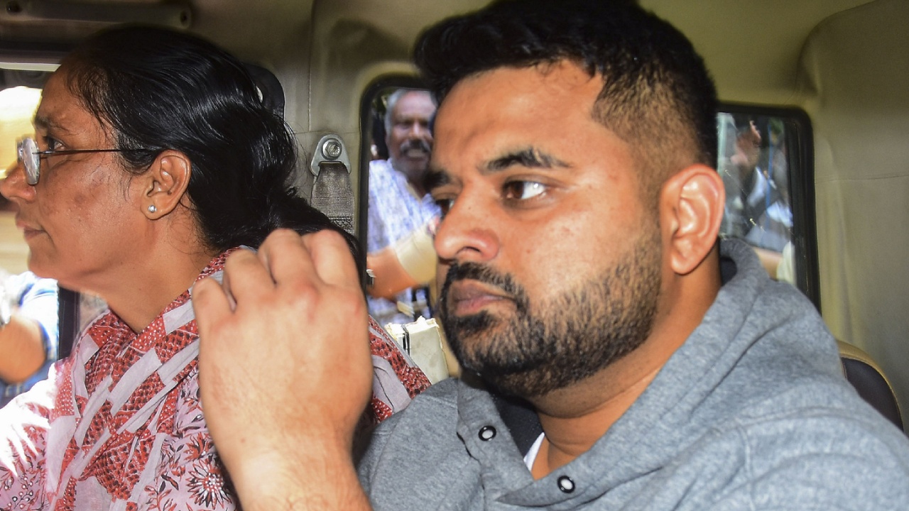 బెంగళూరు జైలులో మాజీ ఎంపీ ప్రజ్వల్ రేవణ్ణ వద్ద మొబైల్ ఫోన్