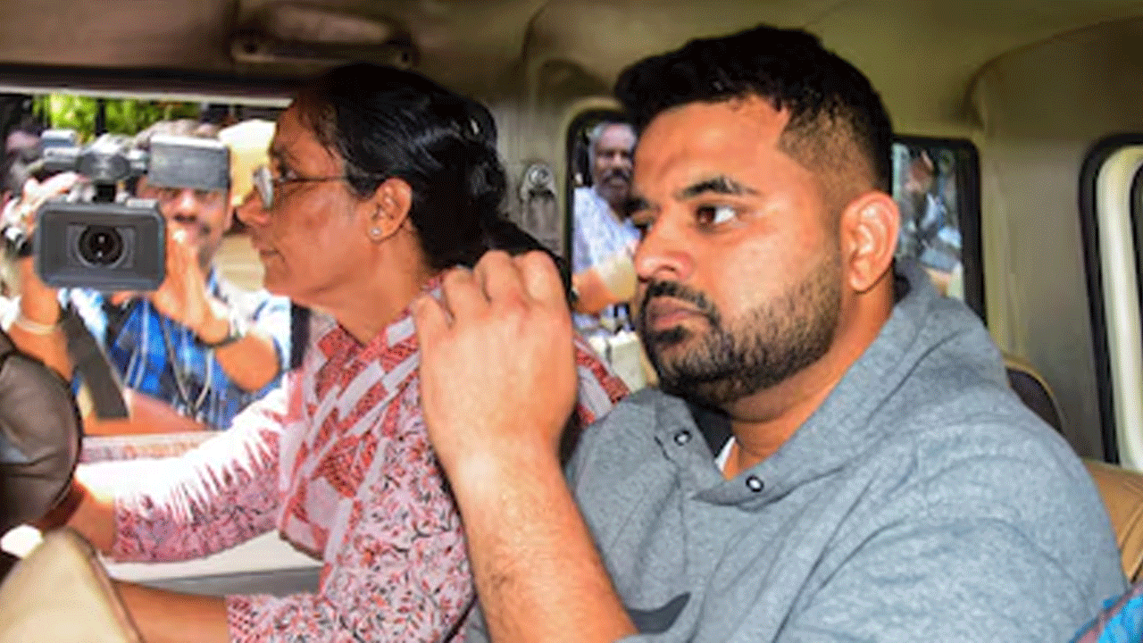 బెంగళూరు జైలులో ప్రజ్వల్ రేవణ్ణ బ్యారక్లో అశ్లీల వీడియోల ఫోన్ స్వాధీనం