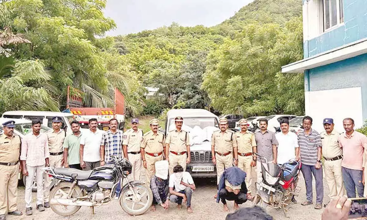 భద్రాద్రి కొత్తగూడెం: 40.5 కిలోల గంజాయి పట్టివేత, నలుగురు అరెస్ట్