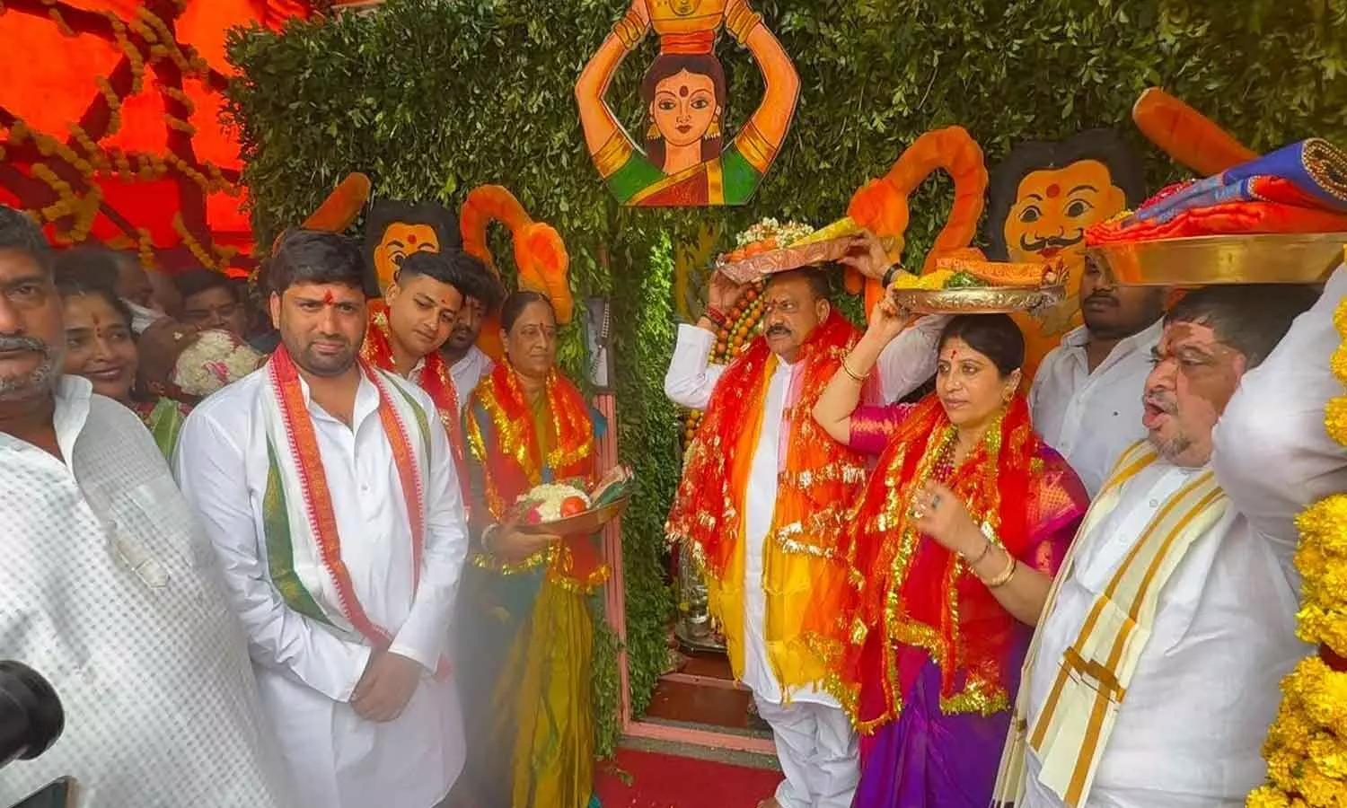 భగవతీలక్ష్మి ఆలయంలో ప్రత్యేక పూజలు: పట్టు వస్త్రాలు సమర్పించిన నేతలు