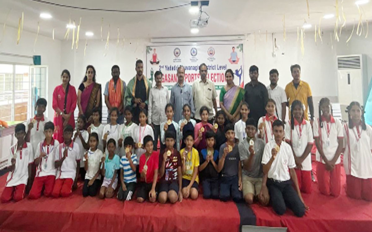 బీబీనగర్లో జిల్లా స్థాయి యోగా పోటీలు, విద్యార్థులకు బహుమతుల అందజేత