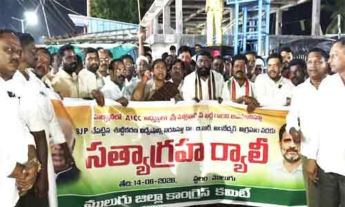 బీజేపీ నేతలు మతాల పేరుతో ప్రజలను రెచ్చగొడుతున్నారు: మంత్రి సీతక్క