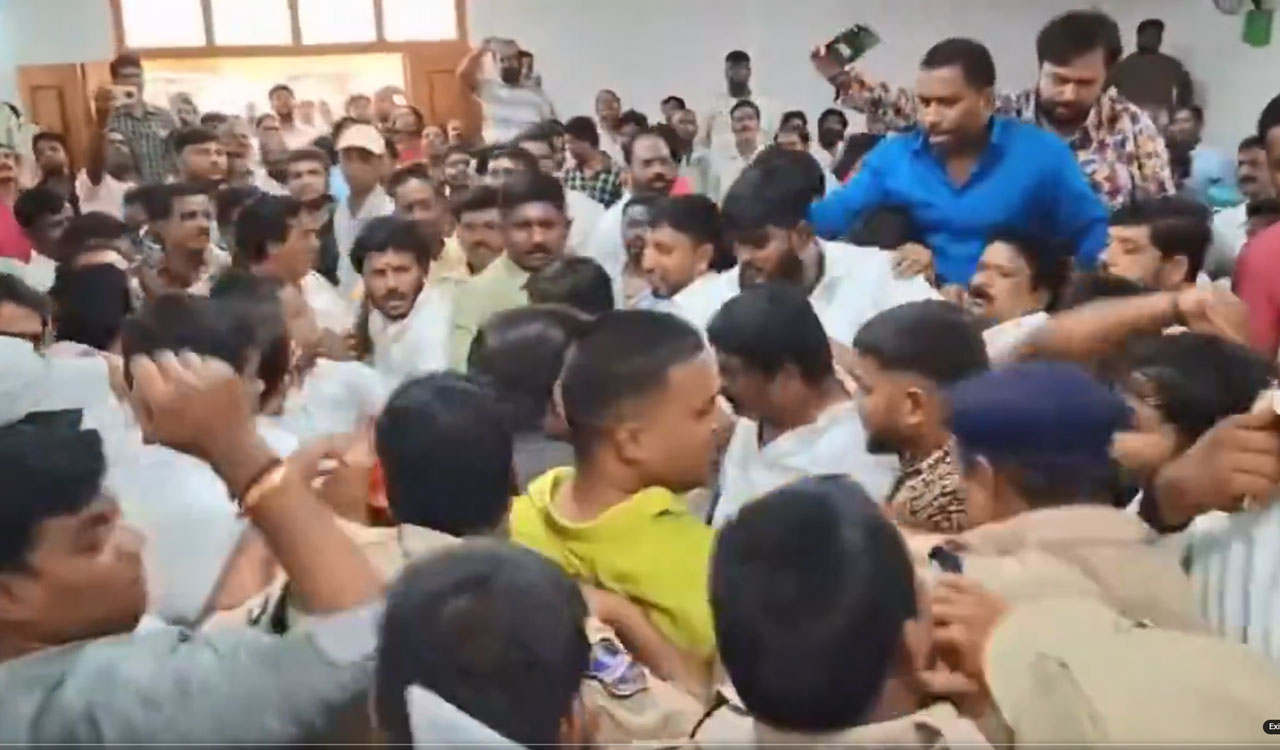బోనాల చెక్కుల పంపిణీ: బీబీసీ నేతల మధ్య వివాదం