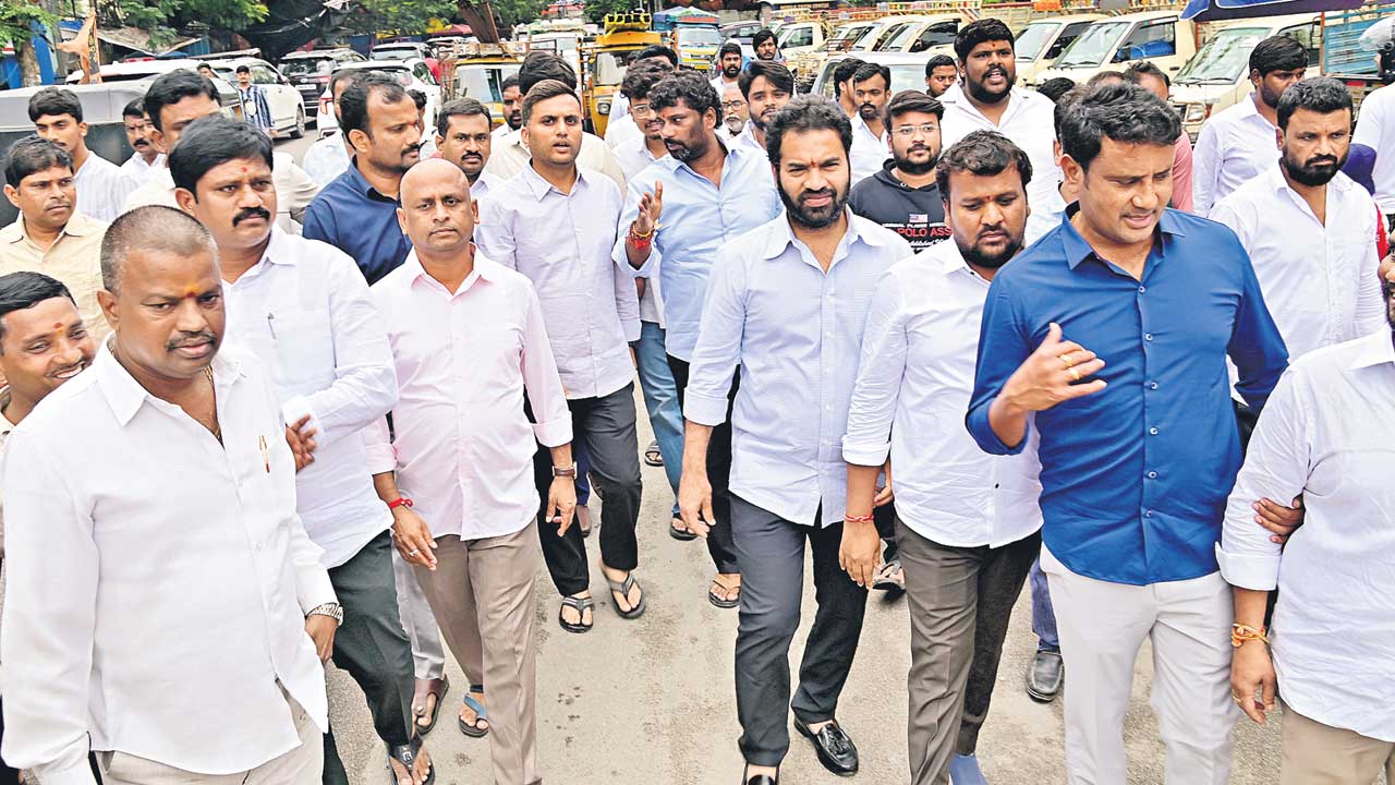 BRS వర్కింగ్ ప్రెసిడెంట్ కేటీఆర్ నేతృత్వంలో నిరసన