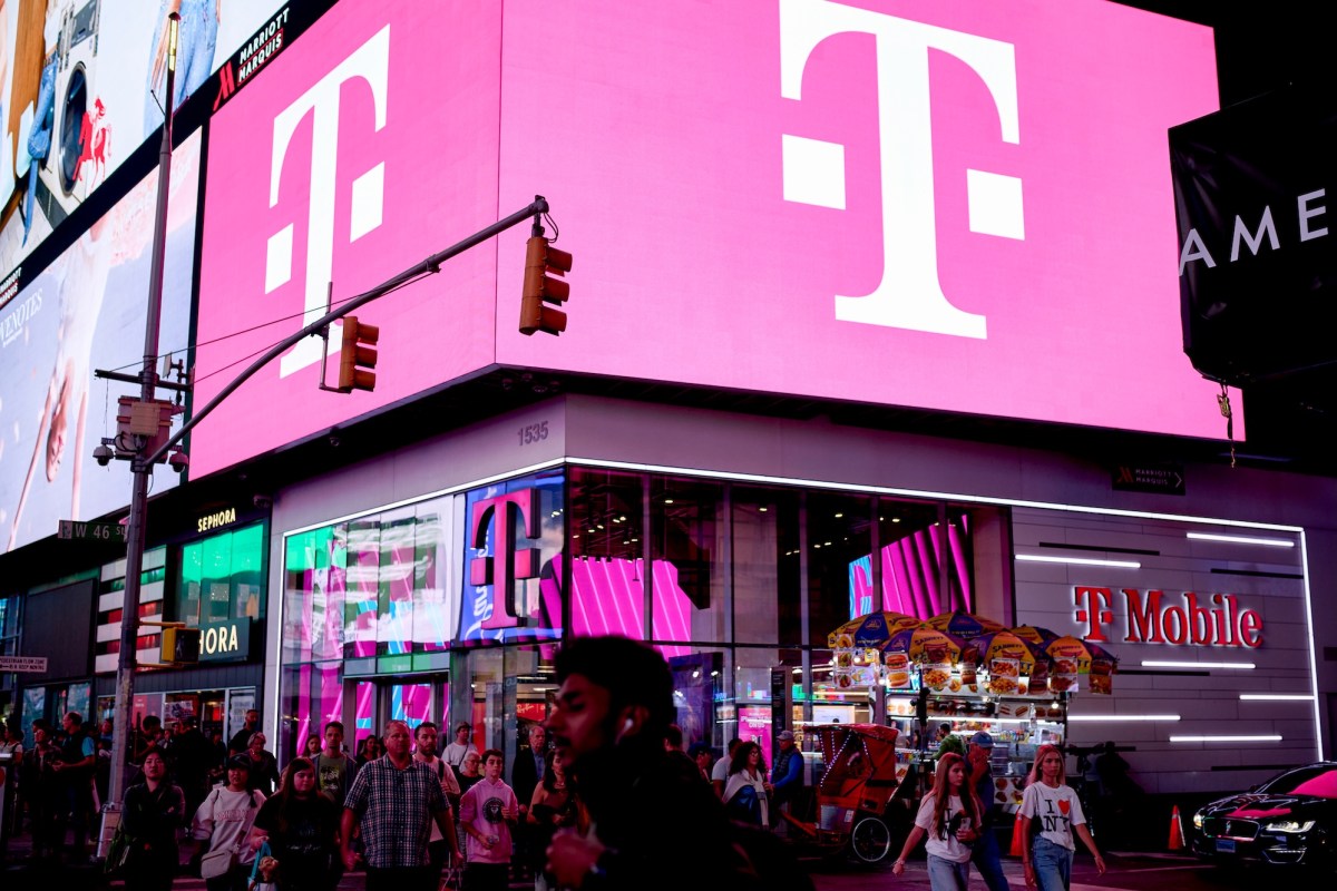 చైనీస్ హ్యాకర్లను అడ్డుకునేందుకు T-Mobile కేబుల్ కటింగ్
