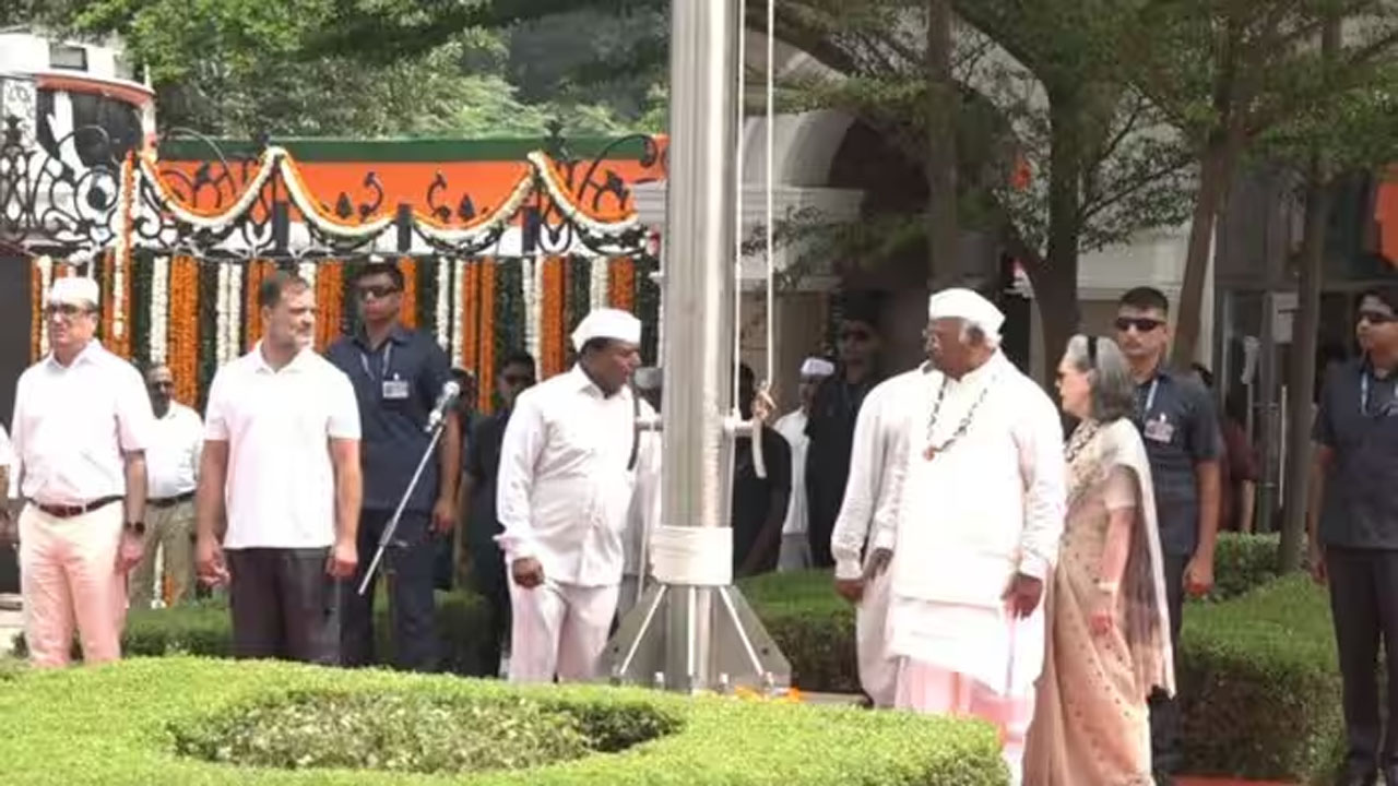 కాంగ్రెస్ కార్యాలయంలో వందేమాతరం గీతాలాపనపై రాజకీయ వివాదం