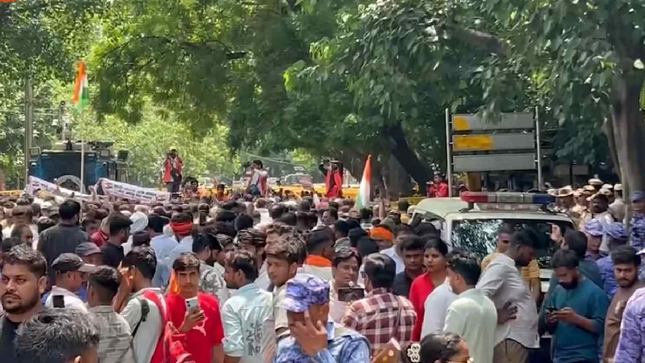 ఢిల్లీ జంతర్ మంతర్ వద్ద రిజర్వేషన్లకు వ్యతిరేకంగా వేలాది మంది నిరసన
