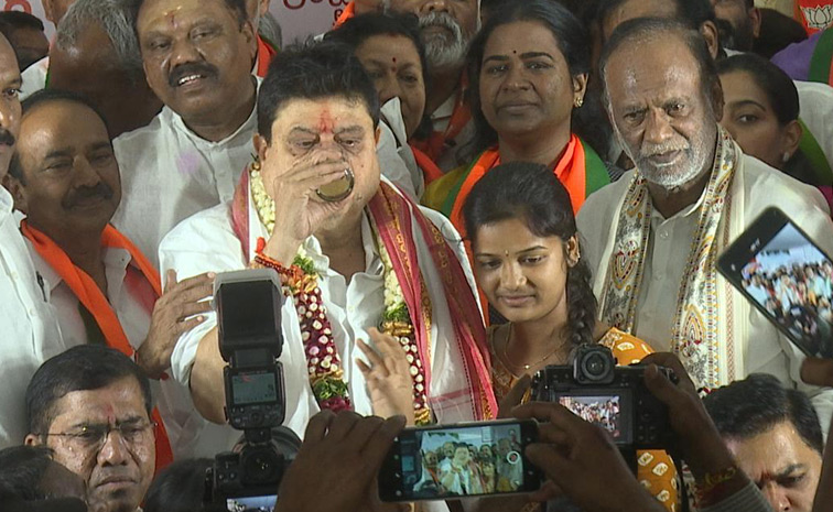 దీక్ష విరమింపజేసిన రాంచందర్ రావు