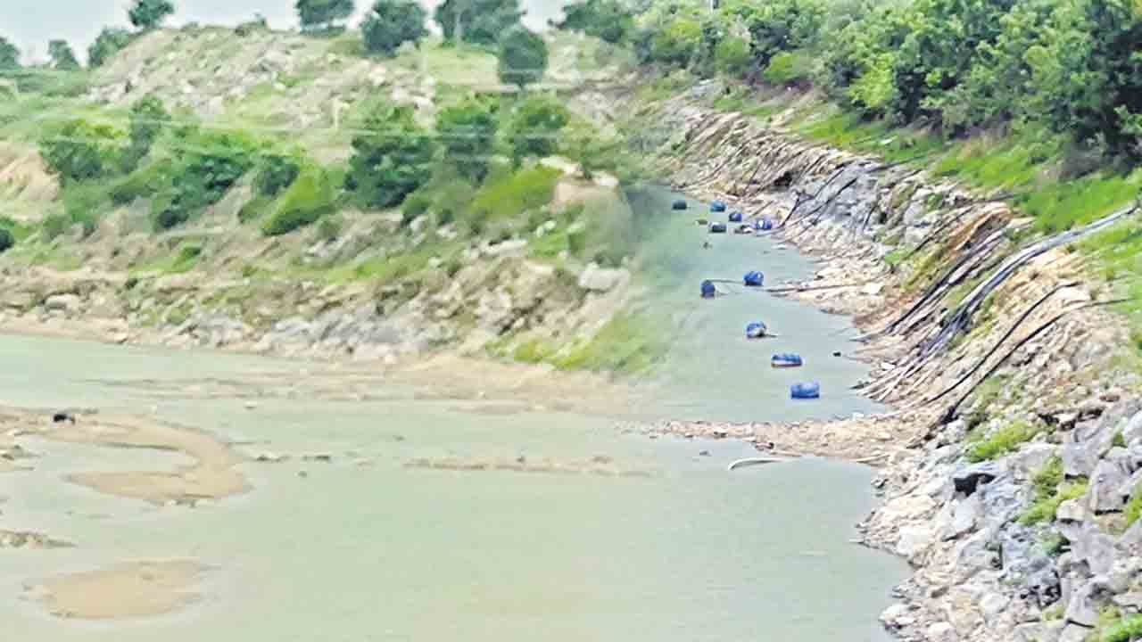 ఏడేళ్ల తర్వాత ఎండిపోయిన వరద కాలువ: రైతుల ఆందోళన
