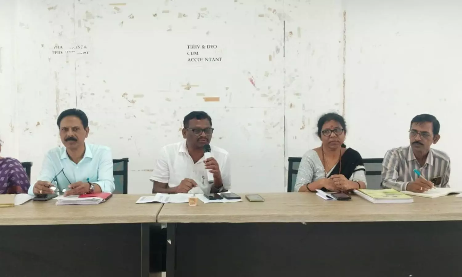 గర్భిణుల ఆరోగ్య పరీక్షలపై జిల్లా ఆరోగ్య శాఖ అధికారుల సమీక్ష