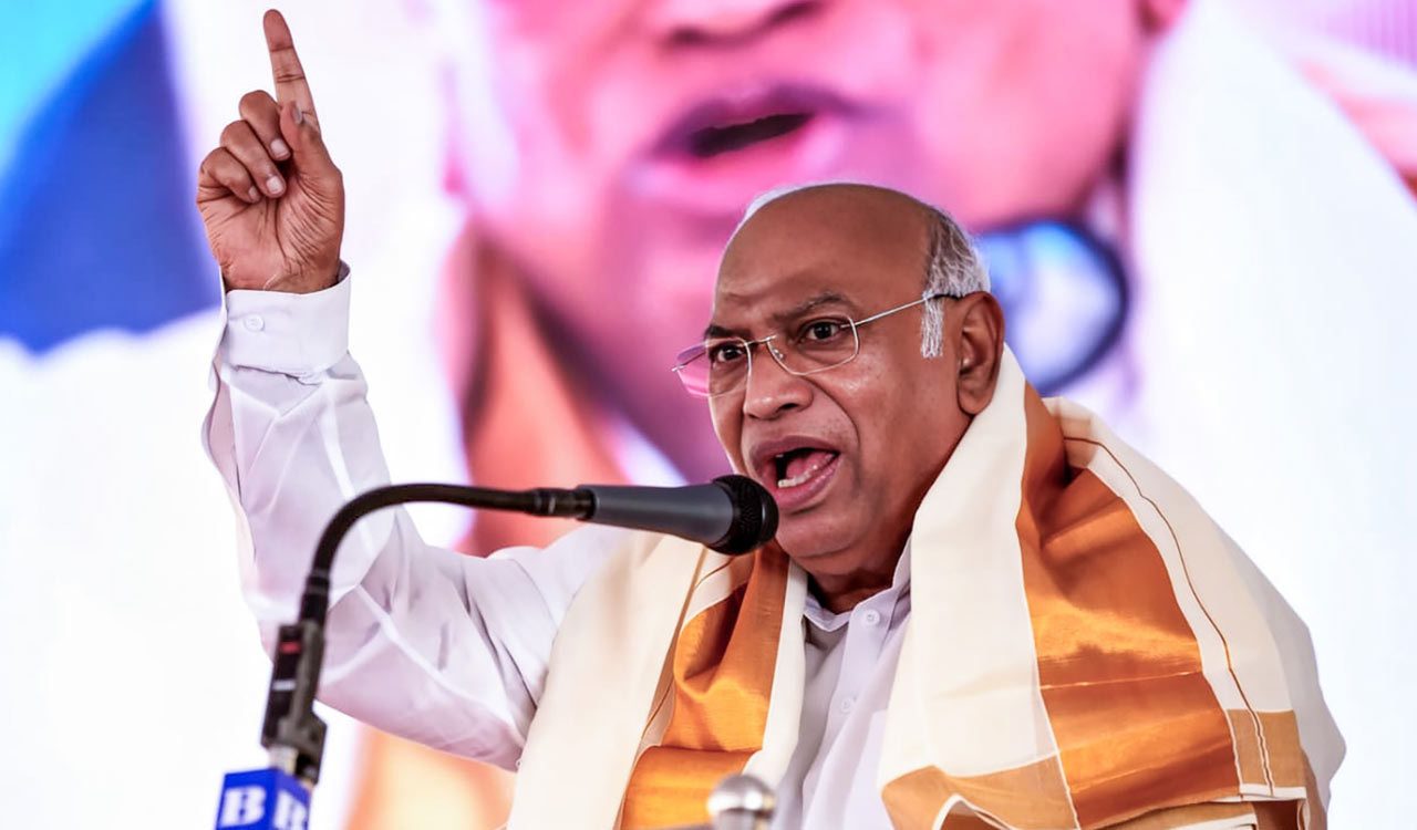 గత పదేళ్లలో రాజ్యాంగ విలువలకు సవాళ్లు ఎదురయ్యాయి: మల్లికార్జున్ ఖర్గే
