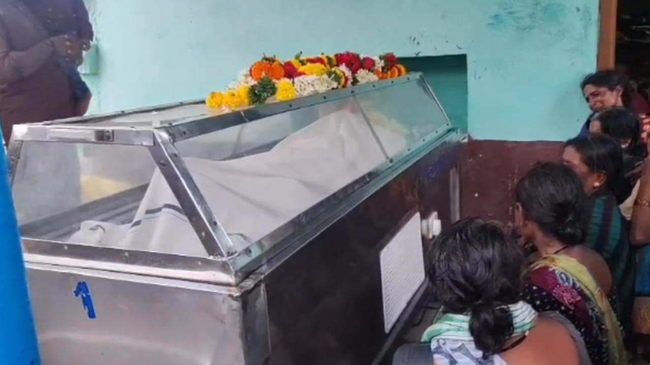 గోనెగండ్లలో ఉద్రిక్తత: భూ సర్వే బాధితురాలి మృతితో ఆందోళన
