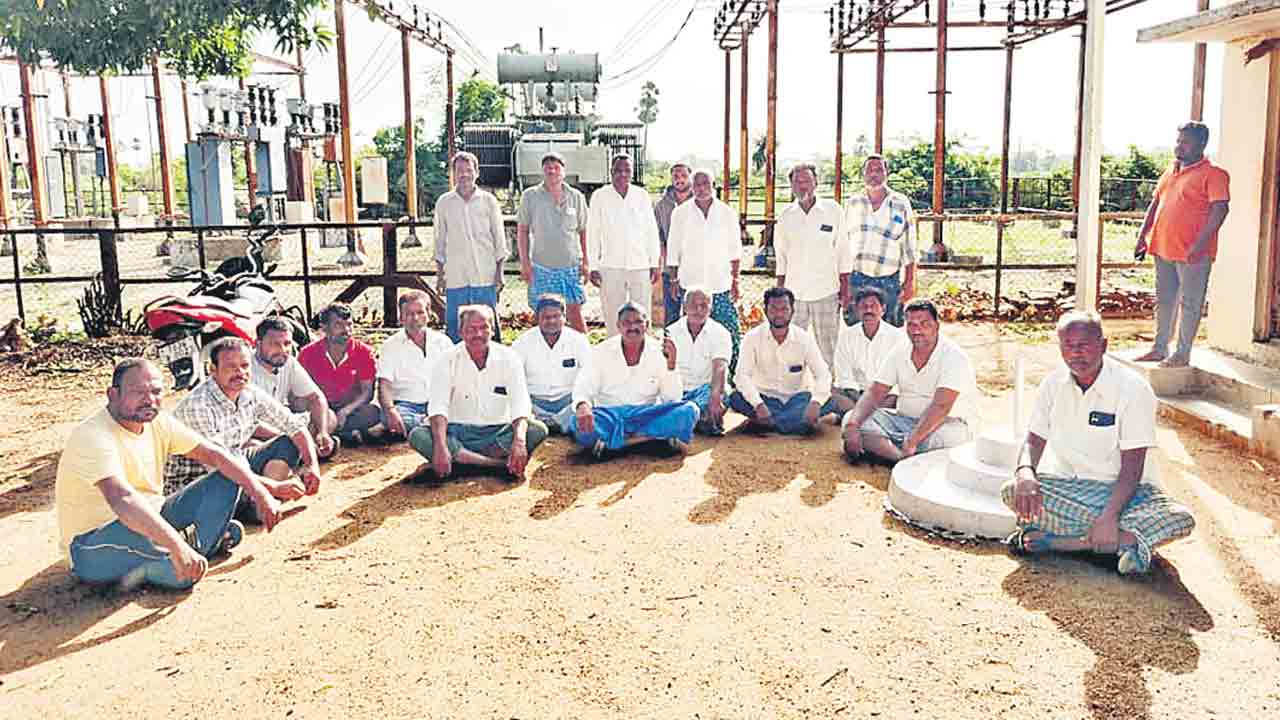 గురువన్నపేట సబ్స్టేషన్ దగ్గర రైతుల నిరసన