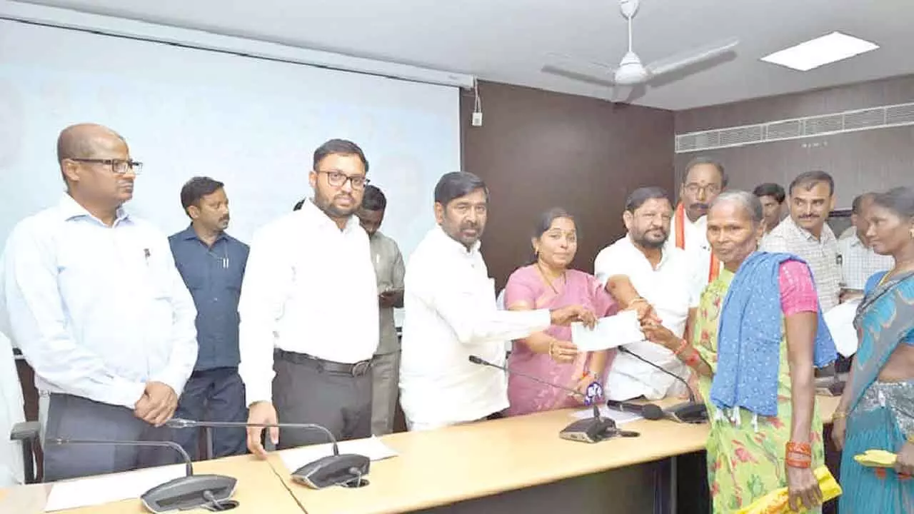 సూర్యాపేట్లో కాంగ్రెస్-బీఆర్ఎస్ నాయకులు ఒకే పీఠంపై