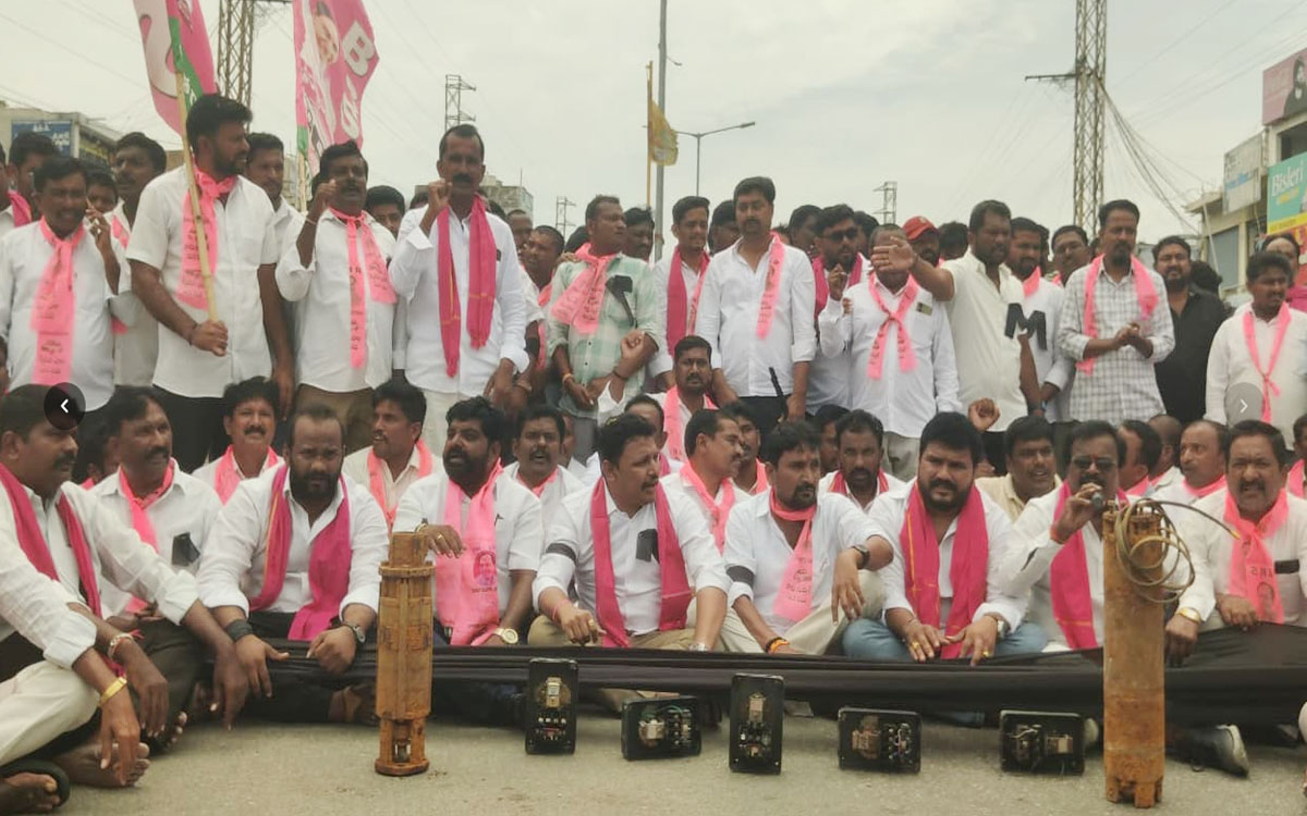 హాలియాలో బీఆర్ఎస్ రాస్తారోకో: వ్యవసాయానికి 12 గంటల కరెంటు ఇవ్వాలని డిమాండ్