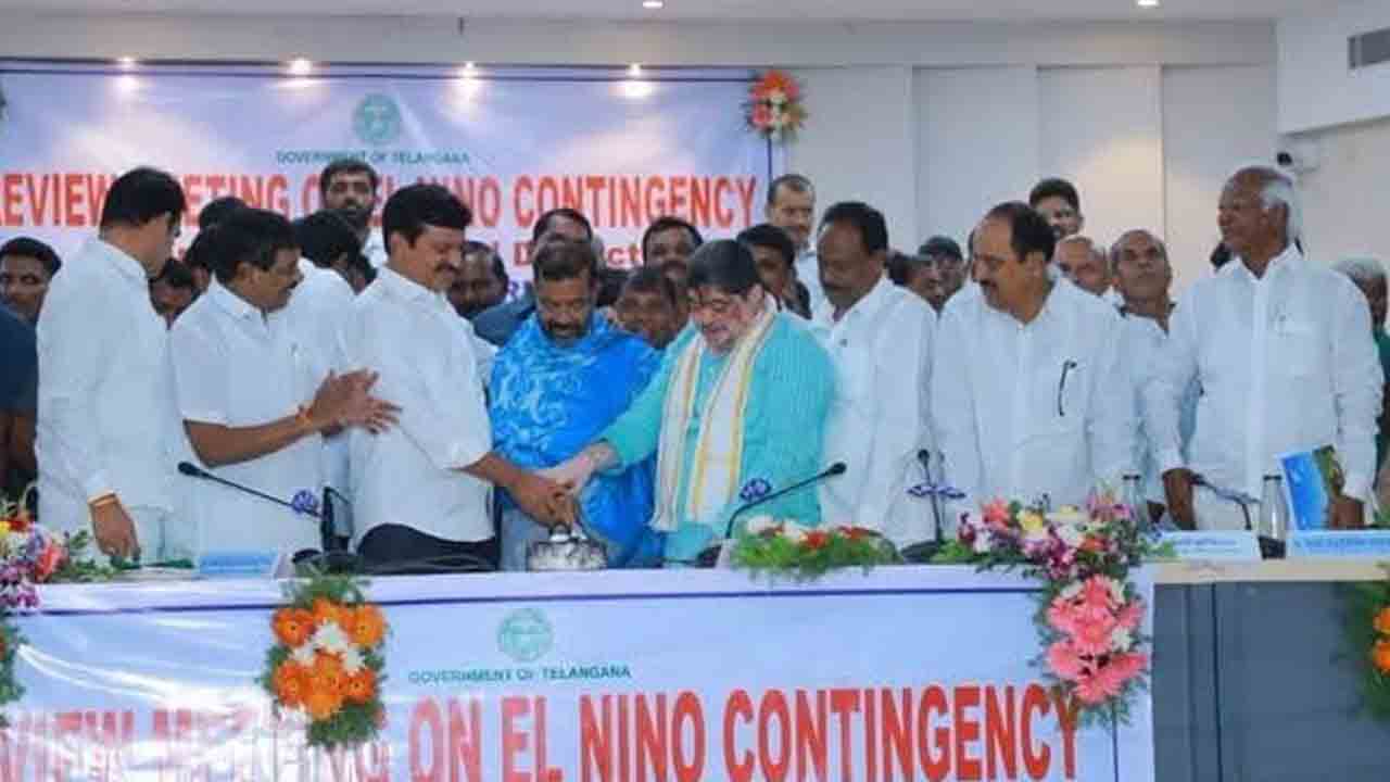 హనుమకొండ కలెక్టరేట్లో ఎమ్మెల్యే బర్త్డే వేడుకలు: ప్రజల ఆగ్రహం