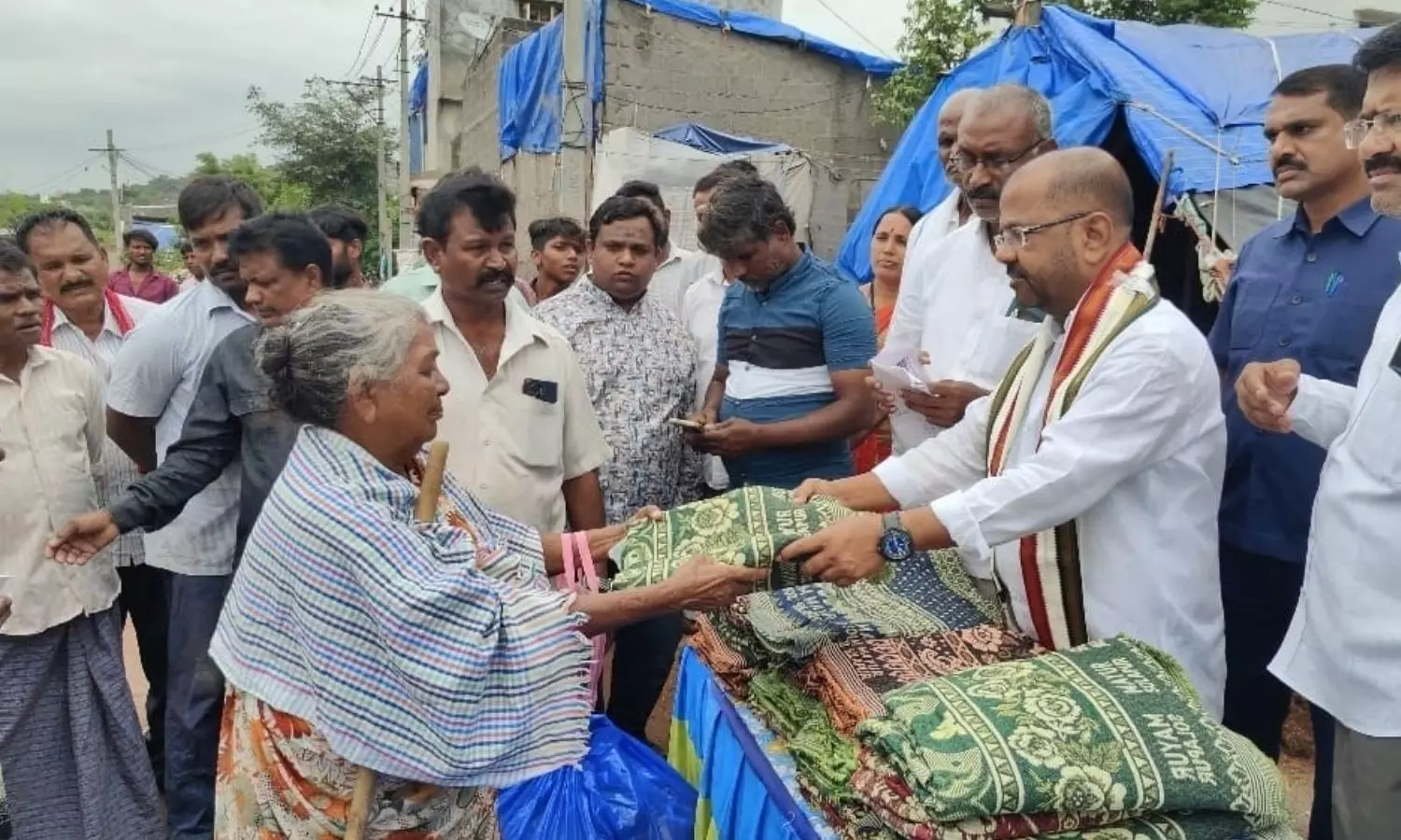 హనుమకొండలో పేదలకు దుప్పట్ల పంపిణీ చేసిన ఎమ్మెల్యే నైనీ రాజేందర్ రెడ్డి