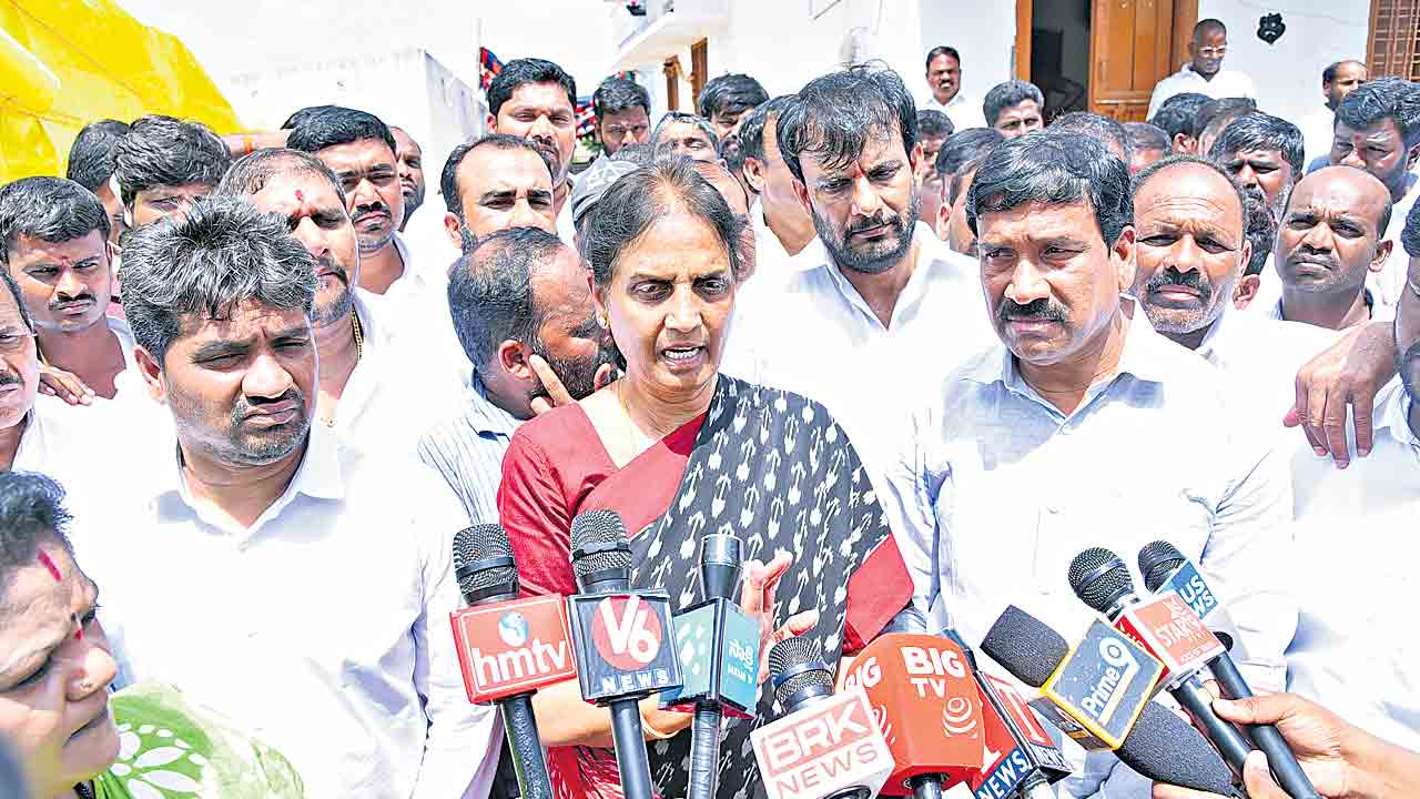 షాబాద్ హత్యలపై సీఎం ఎందుకు మౌనం?: సబితా ఇంద్రారెడ్డి ప్రశ్న